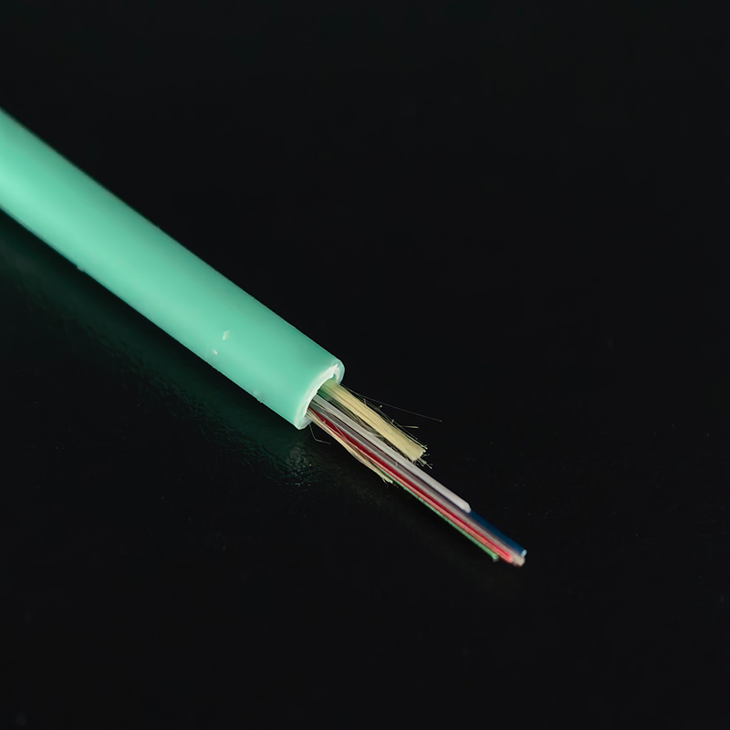 Matériau de gaine serrée pour fibres optiques destiné aux communications et centres de données